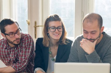 Üç meslektaşım bir proje üzerinde çalışıyor..