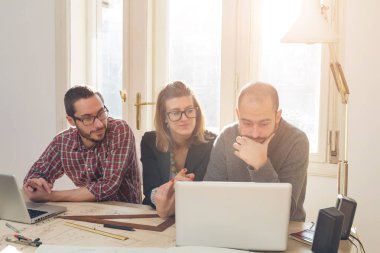 Üç meslektaşım bir proje üzerinde çalışıyor..