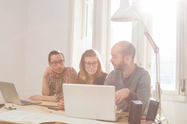 Üç meslektaşım bir proje üzerinde çalışıyor..