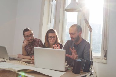 Üç meslektaşım bir proje üzerinde çalışıyor..