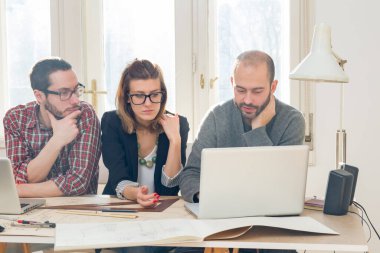 Üç meslektaşım bir proje üzerinde çalışıyor..