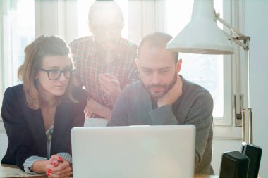 Üç meslektaşım bir proje üzerinde çalışıyor..