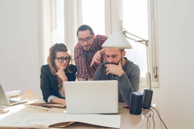 Üç meslektaşım bir proje üzerinde çalışıyor..