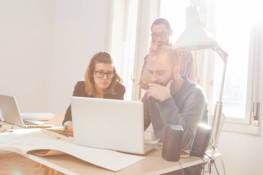 Üç meslektaşım bir proje üzerinde çalışıyor..