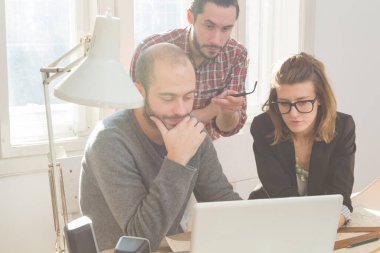 Üç meslektaşım bir proje üzerinde çalışıyor..