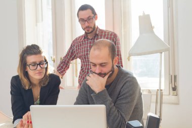 Üç meslektaşım bir proje üzerinde çalışıyor..