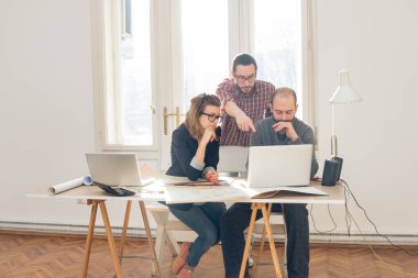 Üç meslektaşım bir proje üzerinde çalışıyor..