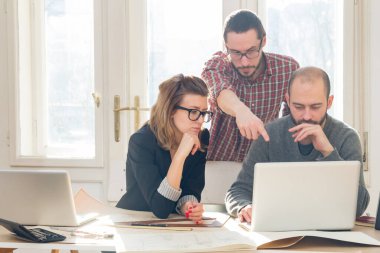 Üç meslektaşım bir proje üzerinde çalışıyor..