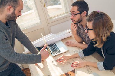 Üç meslektaşım bir proje üzerinde çalışıyor..