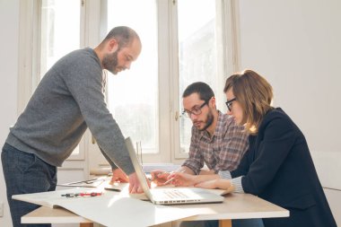 Üç meslektaşım bir proje üzerinde çalışıyor..