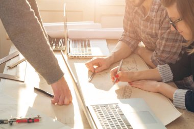 Üç meslektaşım bir proje üzerinde çalışıyor..