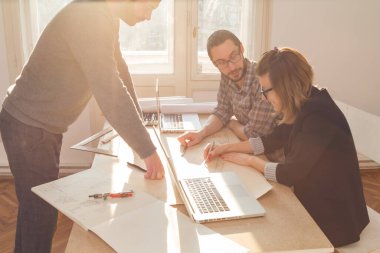 Üç meslektaşım bir proje üzerinde çalışıyor..