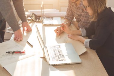 Üç meslektaşım bir proje üzerinde çalışıyor..