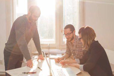 Üç meslektaşım bir proje üzerinde çalışıyor..