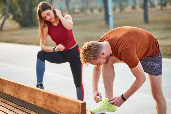 Dos Jóvenes Deportistas Haciendo Ejercicio Parque Urbano — Foto de Stock