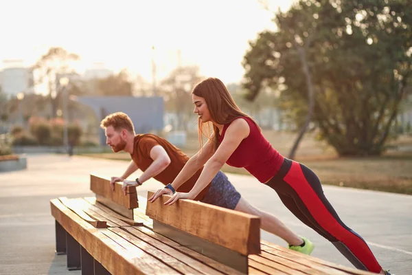 Dos Jóvenes Deportistas Haciendo Ejercicio Parque Urbano — Foto de Stock