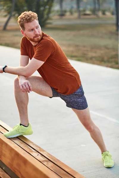 Homem Desportivo Que Estende Banco Parque — Fotografia de Stock