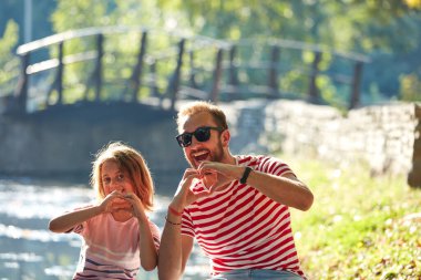 Kızım ve babam doğa ile eğleniyorlar..