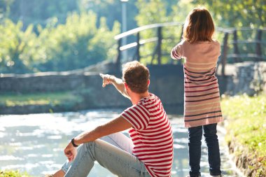 Kızım ve babam doğa ile eğleniyorlar..