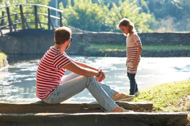 Kızım ve babam doğa ile eğleniyorlar..