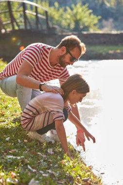 Kızım ve babam doğa ile eğleniyorlar..