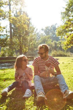 Kızım ve babam doğa ile eğleniyorlar..