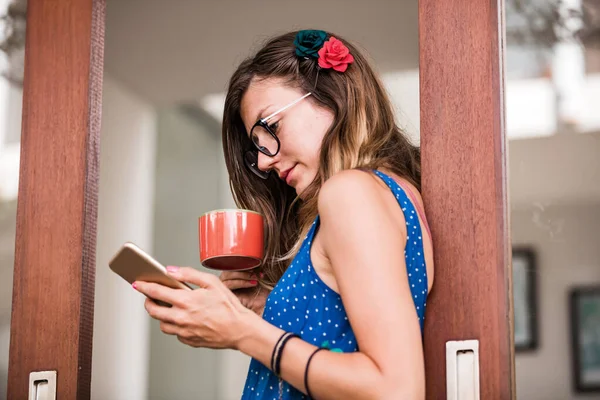 Jonge Volwassen Vrouw Met Smartphone Een Modern Huis — Stockfoto