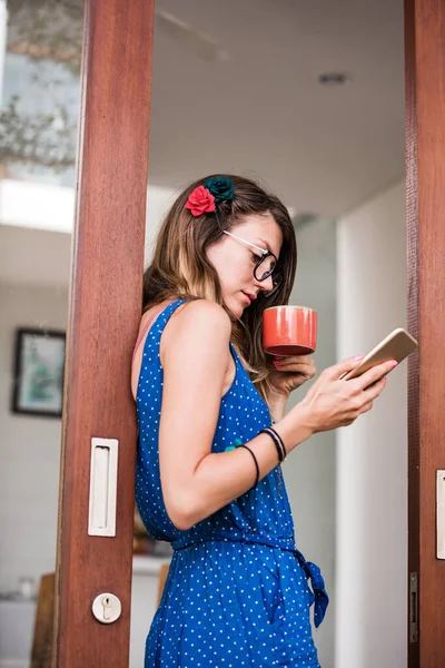 Jeune Femme Adulte Utilisant Smartphone Dans Une Maison Moderne — Photo