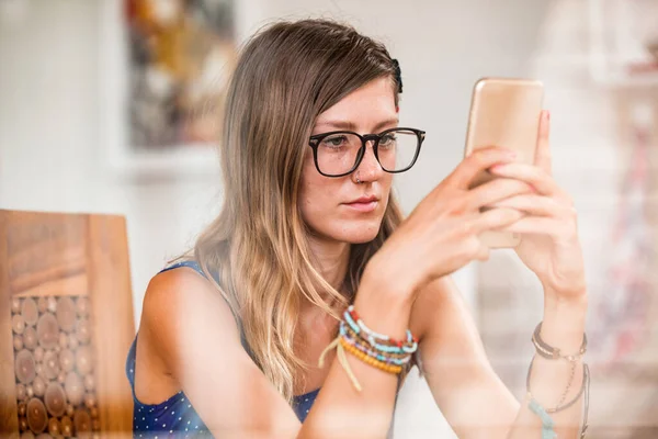 Jonge Volwassen Vrouw Die Smartphone Gebruikt Een Modern Huis Glas — Stockfoto