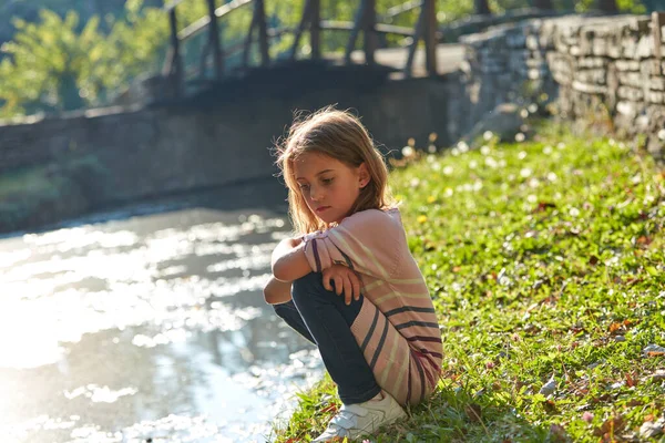 Kleines Einsames Mädchen Ängstlicher Emotion Freien — Stockfoto