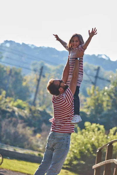 女儿和父亲享受户外自然 — 图库照片