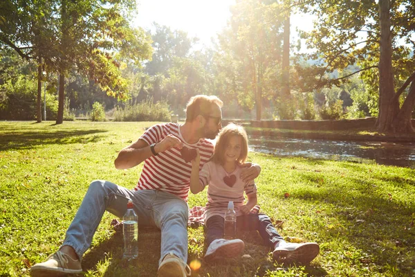 Figlia Padre Godendo All Aperto Natura — Foto Stock