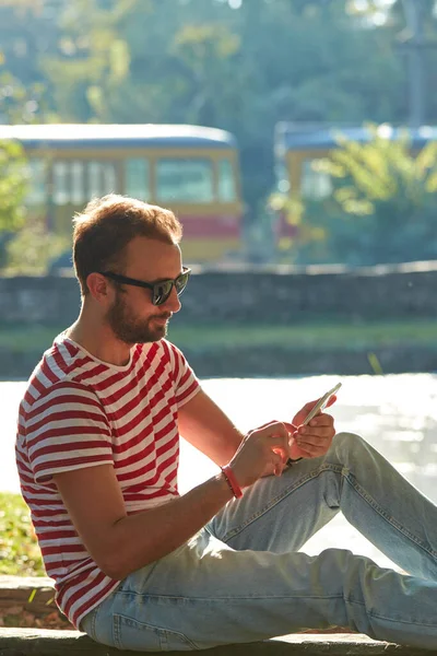 Hombre Joven Adulto Usando Teléfono Inteligente Moderno Parque — Foto de Stock