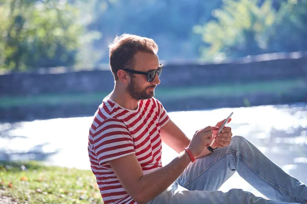 Hombre Joven Adulto Usando Teléfono Inteligente Moderno Parque — Foto de Stock