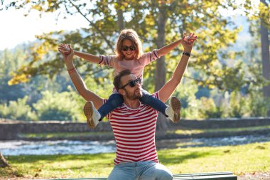 Bekar baba ve küçük kızı parkta eğleniyor..