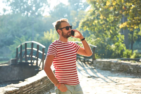 Hombre Joven Adulto Usando Teléfono Inteligente Moderno Parque —  Fotos de Stock