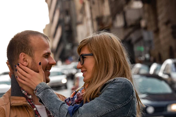 Pareja Joven Disfrutando Las Calles Urbanas —  Fotos de Stock