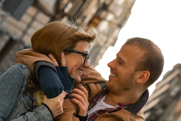 Pareja Joven Disfrutando Las Calles Urbanas — Foto de Stock