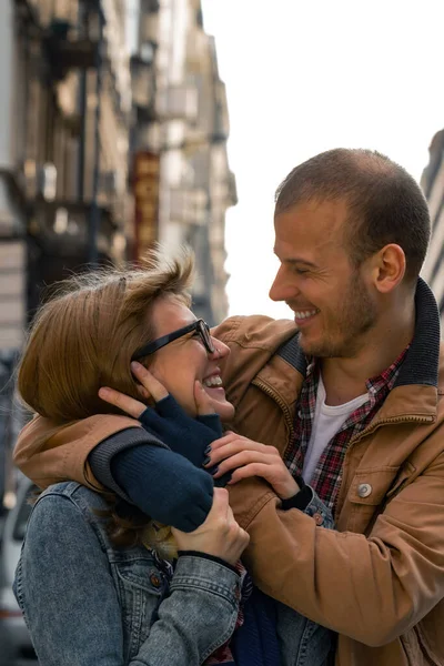 Pareja Joven Disfrutando Las Calles Urbanas — Foto de Stock