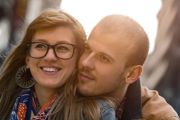 Junges Paar Genießt Auf Den Straßen Der Stadt — Stockfoto