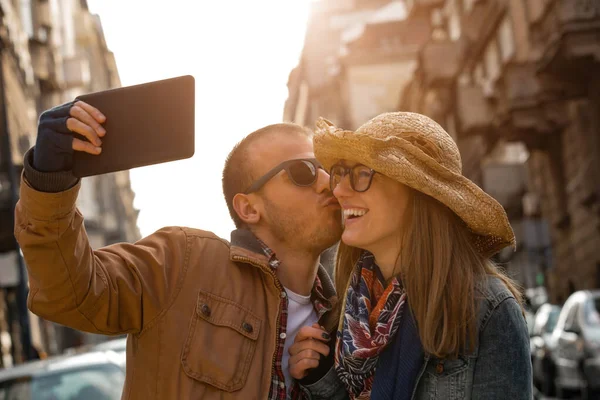 Νεαρό Ζευγάρι Βγάζει Selfie Στο Δρόμο Στην Αστική Περιοχή — Φωτογραφία Αρχείου