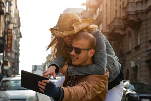 Pareja Joven Haciendo Selfie Calle Área Urbana —  Fotos de Stock