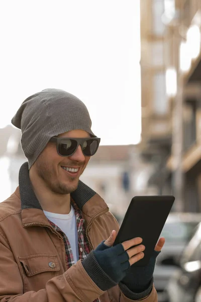 Hombre Adulto Joven Usando Tableta Las Calles Ciudad —  Fotos de Stock