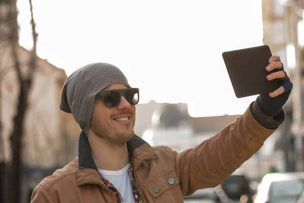 Hombre Adulto Joven Usando Tableta Las Calles Ciudad —  Fotos de Stock