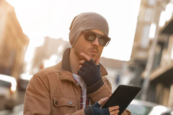 Hombre Adulto Joven Usando Tableta Las Calles Ciudad —  Fotos de Stock