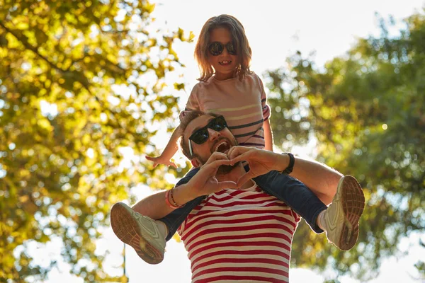 单身父亲和小女儿在公园里玩 — 图库照片