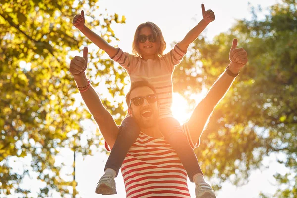 Alleinerziehender Vater Und Kleine Tochter Genießen Park — Stockfoto