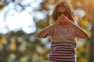 Çocuk kız parkta doğa ile eğleniyor..