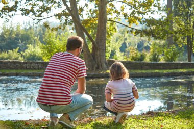 Bekar baba ve küçük kızı parkta eğleniyor..