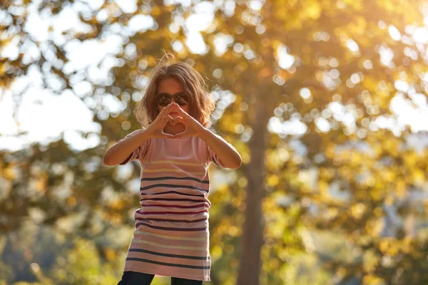 Niña Disfrutando Naturaleza Aire Libre Parque — Foto de Stock